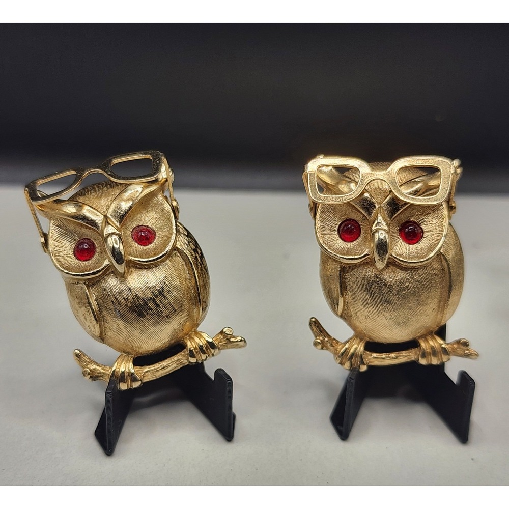 Vintage Set of 2 Sarah Coventry Gold Tone Owl Brooches Red Eyes Movable Glasses